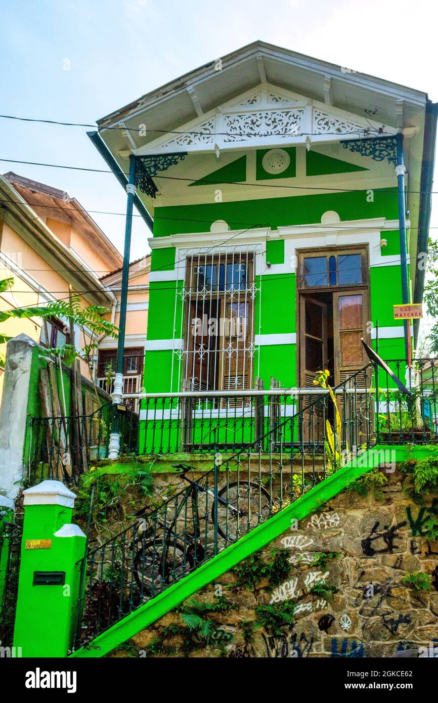 Vista ad angolo basso di un edificio architettonico in stile coloniale dipinto in vibrante colore verde nel quartiere di Santa Teresa a Rio de Janeiro, Brasile. Questo Foto Stock