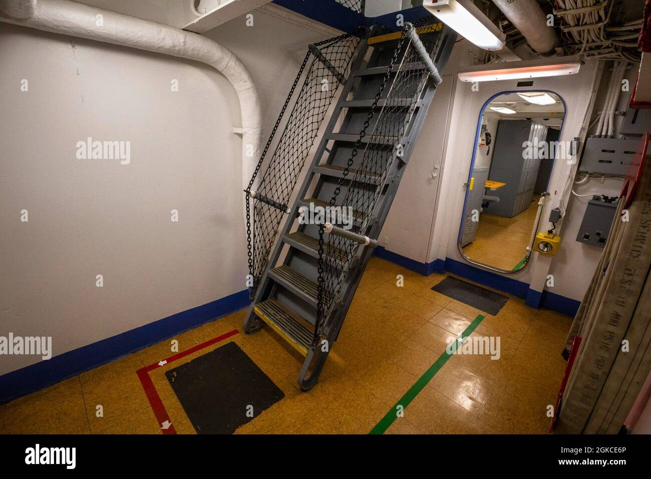 Ladder in the USS New Jersey (BB-62), Battleship New Jersey Museum & Memorial, ormeggiato a Camden, N.J., 11 marzo 2021. La USS New Jersey, una corazzata da 45,000 tonnellate di classe Iowa, fu costruita presso il Philadelphia Navy Yard, Pennsylvania. Fu commissionata nel maggio 1943 e servita nel Pacifico durante la seconda guerra mondiale Il New Jersey è stato rimesso in servizio nel novembre 1950 per la Guerra di Corea e ha servito due tour di combattimento. La USS New Jersey è stata ricordata al dovere durante la guerra del Vietnam e rimessa in servizio nell'aprile 1968. Da allora fino ad aprile 1969, il New Jersey ha condotto frequenti bombardamenti lungo il co sudvietnamita Foto Stock
