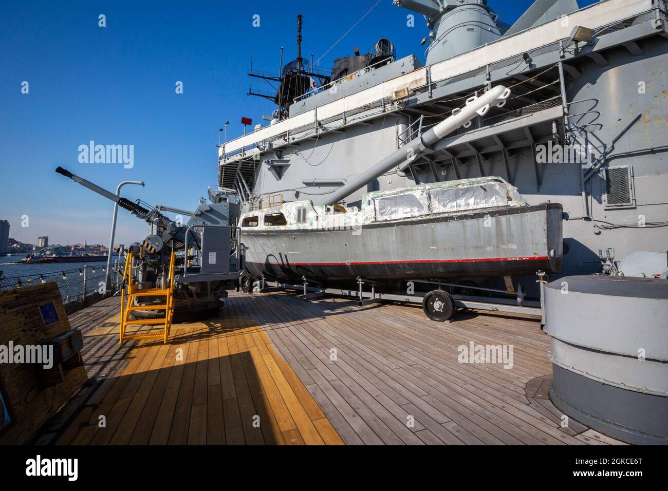 Captain’s Gig on the USS New Jersey (BB-62), Battleship New Jersey Museum & Memorial, ormeggiato a Camden, N.J., 11 marzo 2021. La USS New Jersey, una corazzata da 45,000 tonnellate di classe Iowa, fu costruita presso il Philadelphia Navy Yard, Pennsylvania. Fu commissionata nel maggio 1943 e servita nel Pacifico durante la seconda guerra mondiale Il New Jersey è stato rimesso in servizio nel novembre 1950 per la Guerra di Corea e ha servito due tour di combattimento. La USS New Jersey è stata ricordata al dovere durante la guerra del Vietnam e rimessa in servizio nell'aprile 1968. Da allora fino ad aprile 1969, il New Jersey ha condotto frequenti bombardamenti lungo il sud di Vietna Foto Stock