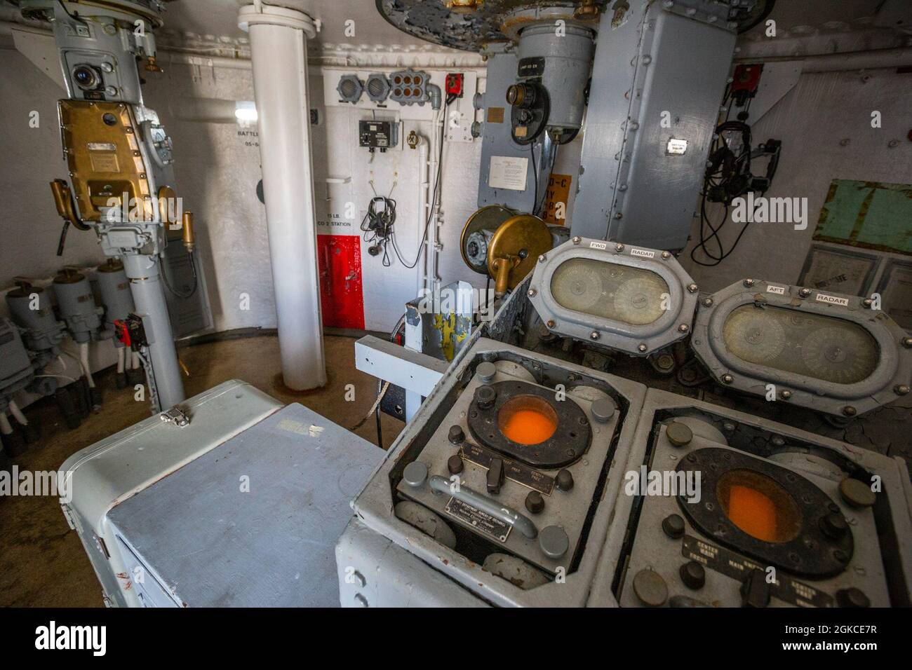 Vista interna della torre conning sulla USS New Jersey (BB-62), Battleship New Jersey Museum & Memorial, ormeggiato a Camden, N.J., 11 marzo 2021. La USS New Jersey, una corazzata da 45,000 tonnellate di classe Iowa, fu costruita presso il Philadelphia Navy Yard, Pennsylvania. Fu commissionata nel maggio 1943 e servita nel Pacifico durante la seconda guerra mondiale Il New Jersey è stato rimesso in servizio nel novembre 1950 per la Guerra di Corea e ha servito due tour di combattimento. La USS New Jersey è stata ricordata al dovere durante la guerra del Vietnam e rimessa in servizio nell'aprile 1968. Da allora fino ad aprile 1969, il New Jersey ha condotto frequenti bombardamenti a Foto Stock