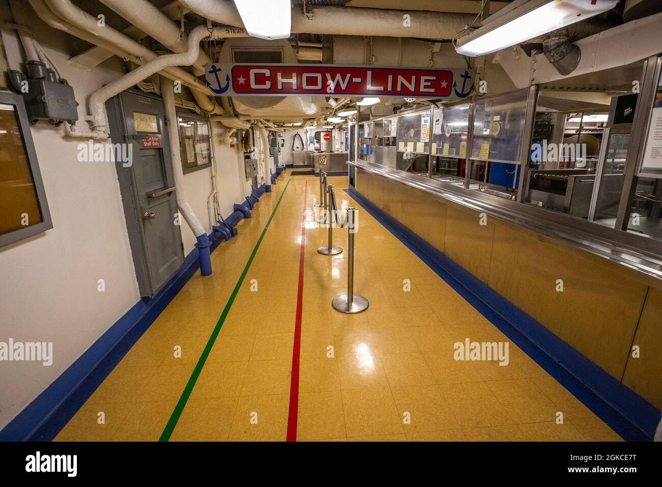 Chow-line (caffetteria) nella USS New Jersey (BB-62), Battleship New Jersey Museum & Memorial, ormeggiato a Camden, N.J., 11 marzo 2021. La USS New Jersey, una corazzata da 45,000 tonnellate di classe Iowa, fu costruita presso il Philadelphia Navy Yard, Pennsylvania. Fu commissionata nel maggio 1943 e servita nel Pacifico durante la seconda guerra mondiale Il New Jersey è stato rimesso in servizio nel novembre 1950 per la Guerra di Corea e ha servito due tour di combattimento. La USS New Jersey è stata ricordata al dovere durante la guerra del Vietnam e rimessa in servizio nell'aprile 1968. Da allora fino ad aprile 1969, il New Jersey ha condotto frequenti bombardamenti lungo il Sout Foto Stock