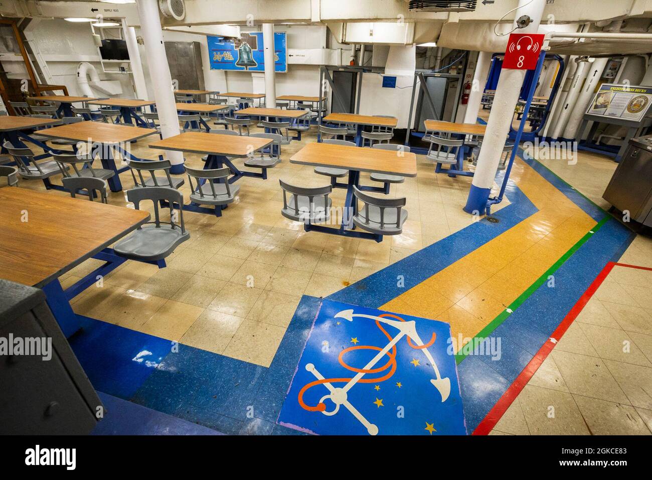 Vista della zona pranzo nella USS New Jersey (BB-62), Battleship New Jersey Museum & Memorial, ormeggiato a Camden, N.J., 11 marzo 2021. La USS New Jersey, una corazzata da 45,000 tonnellate di classe Iowa, fu costruita presso il Philadelphia Navy Yard, Pennsylvania. Fu commissionata nel maggio 1943 e servita nel Pacifico durante la seconda guerra mondiale Il New Jersey è stato rimesso in servizio nel novembre 1950 per la Guerra di Corea e ha servito due tour di combattimento. La USS New Jersey è stata ricordata al dovere durante la guerra del Vietnam e rimessa in servizio nell'aprile 1968. Da allora fino ad aprile 1969, il New Jersey ha condotto frequenti bombardamenti lungo il SO Foto Stock