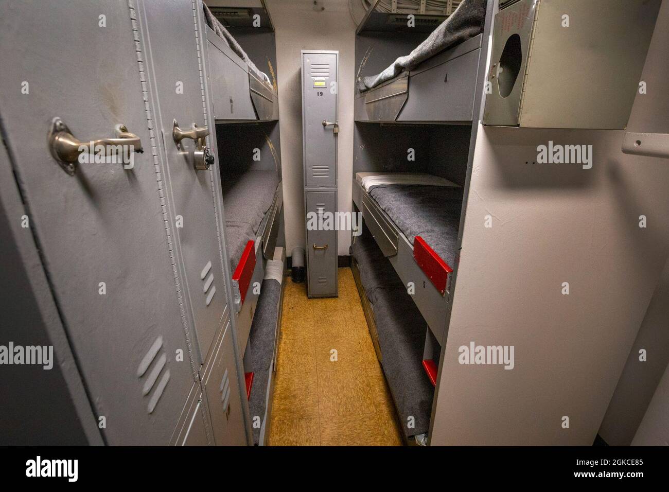Cuccette e armadietti dell’equipaggio della nave nella USS New Jersey (BB-62), Battleship New Jersey Museum & Memorial, ormeggiata a Camden, N.J., 11 marzo 2021. La USS New Jersey, una corazzata da 45,000 tonnellate di classe Iowa, fu costruita presso il Philadelphia Navy Yard, Pennsylvania. Fu commissionata nel maggio 1943 e servita nel Pacifico durante la seconda guerra mondiale Il New Jersey è stato rimesso in servizio nel novembre 1950 per la Guerra di Corea e ha servito due tour di combattimento. La USS New Jersey è stata ricordata al dovere durante la guerra del Vietnam e rimessa in servizio nell'aprile 1968. Da allora fino ad aprile 1969, il New Jersey ha condotto frequenti bombardamenti Foto Stock