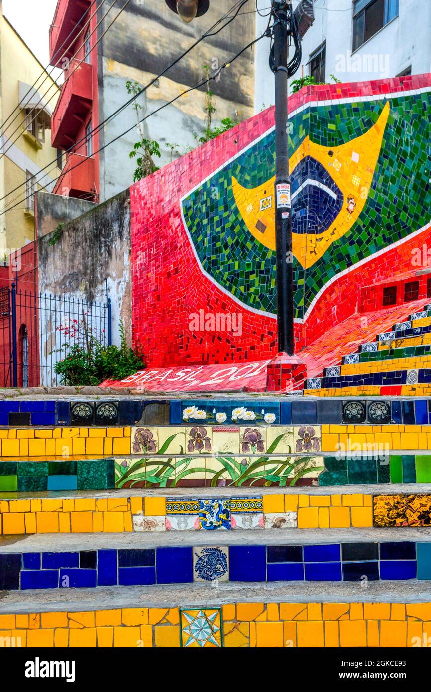 Particolare della bandiera brasiliana nella scalinata di Selaron (Escadaria Selaron) nel distretto di Napa a Rio de Janeiro, Brasile. L'arte è di Jorge S, artista cileno Foto Stock