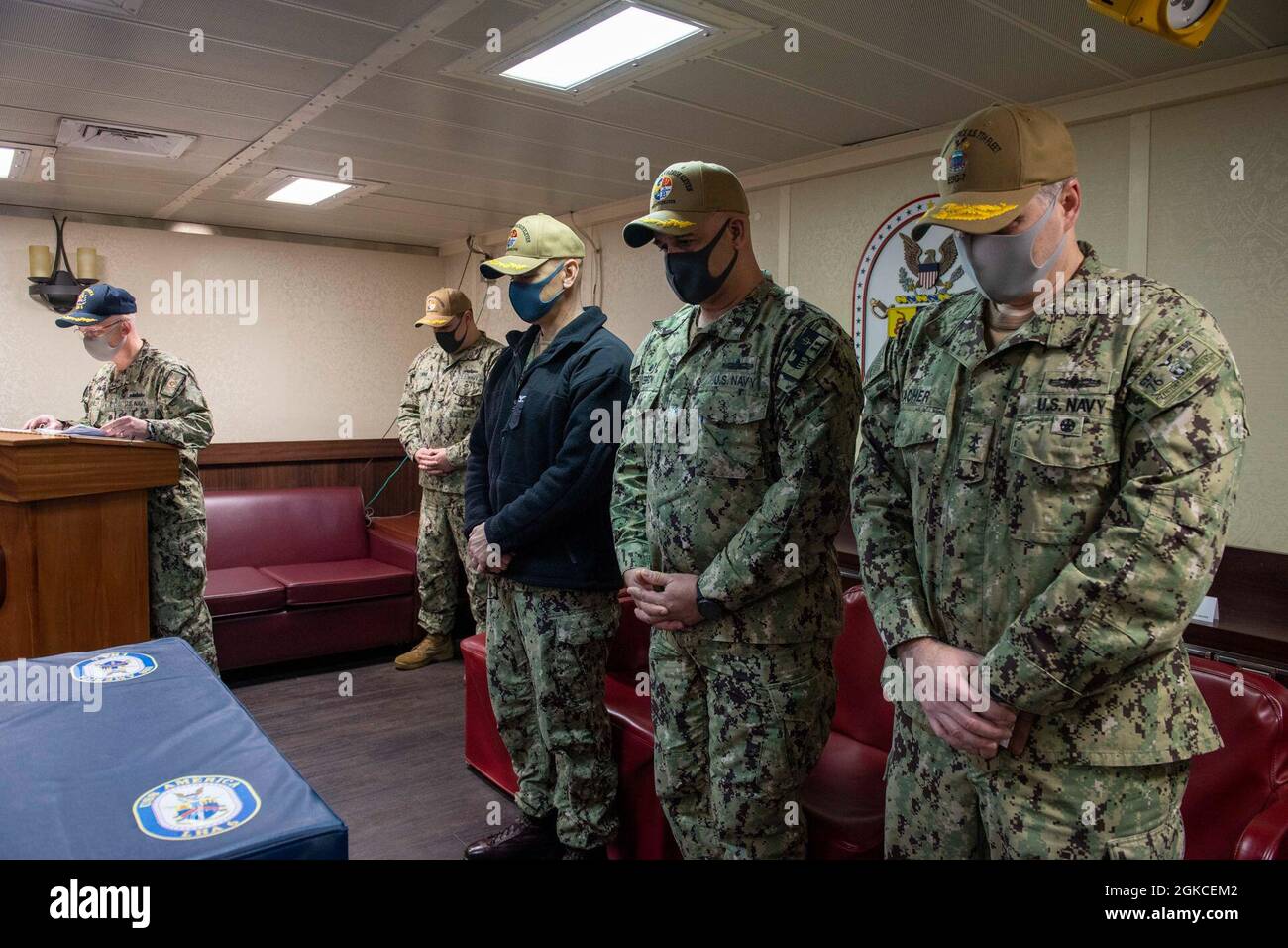 SASEBO, Giappone (12 marzo 2021) CMdR. John Connolly, a sinistra, cappellano di comando a bordo della nave d'assalto anfibio dispiegata in avanti USS America (LHA 6), consegna la benedizione durante una cerimonia di cambio di comando per lo Squadrone anfibio (PHIBRON) 11 nella sala conferenze della nave d'assalto anfibio dispiegata in avanti USS America (LHA 6). Il capt. Greg Baker ha sollevato il capt. Richard LeBron come PHIBRON 11 commodore. Le navi di PHIBRON 11, insieme alla 31 Marine Expeditionary Unit, operano nell'area di responsabilità della settima flotta statunitense per migliorare l'interoperabilità con alleati e partner e se Foto Stock