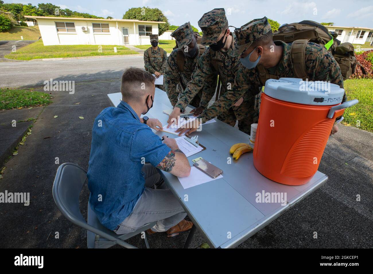 Marines USA con l'esborso, 3d Marine Logistics Group (MLG) utilizza denaro simulato per acquistare merci da un appaltatore a Camp Foster, Okinawa, Giappone, 12 marzo 2021. Marines con 3d MLG ha partecipato a una pattuglia di erogazione distribuita per completare i requisiti di formazione annuale e mantenere la preparazione della missione. 3d MLG, con sede a Okinawa, in Giappone, è un'unità di combattimento implementata in avanti che funge da backbone di supporto completo per la logistica e il servizio di combattimento della III Marine Expeditionary Force per le operazioni in tutta l'area di responsabilità Indo-Pacific. Foto Stock