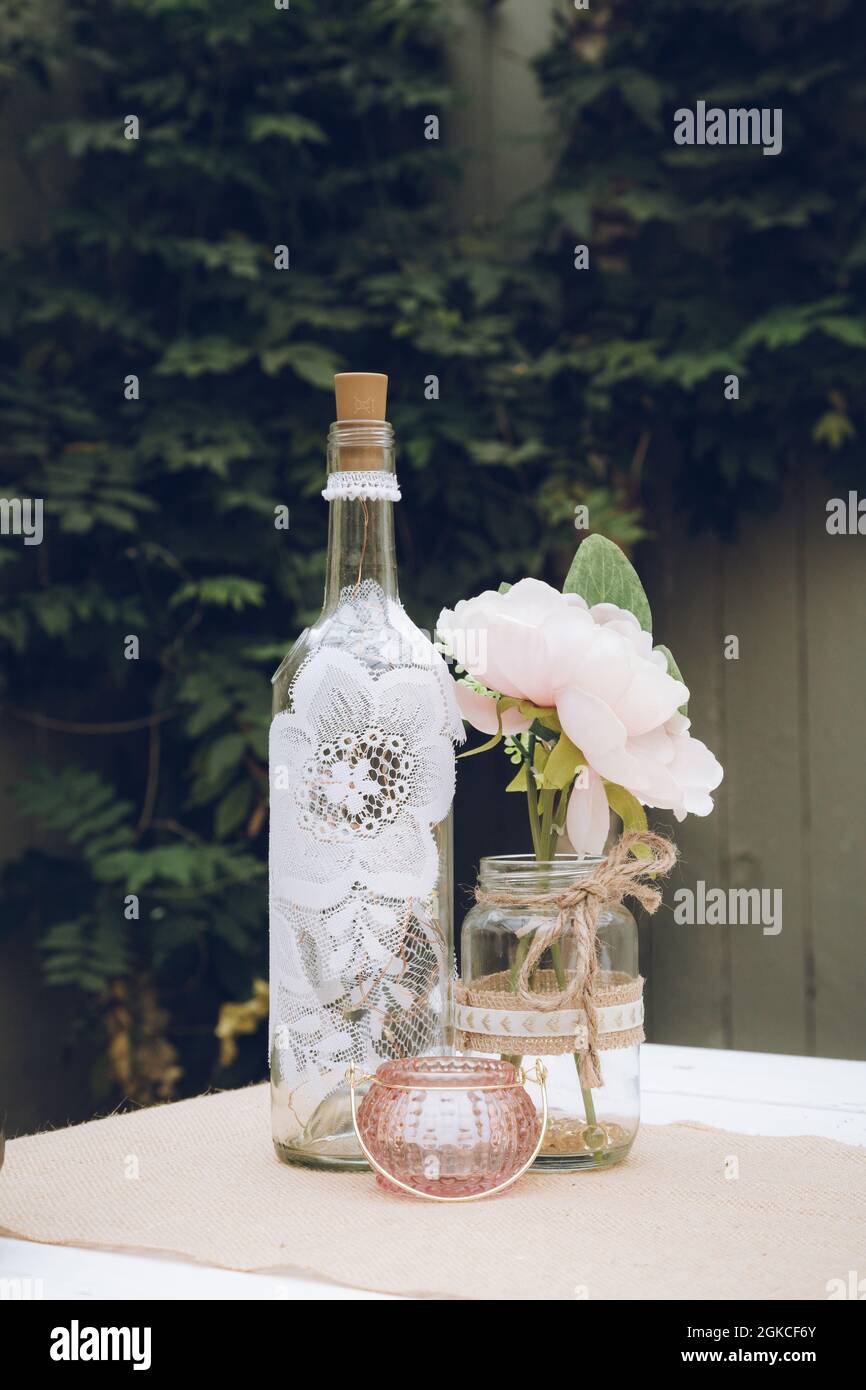 Una bottiglia di vino del pezzo centrale su un tavolo da nozze vintage look Foto Stock