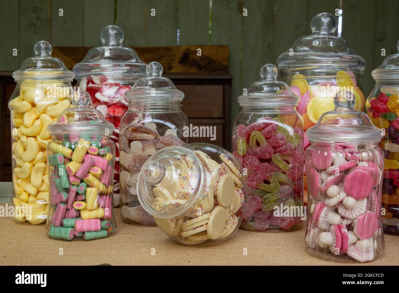 dolci retrò o caramelle in vasetti di vetro Foto Stock
