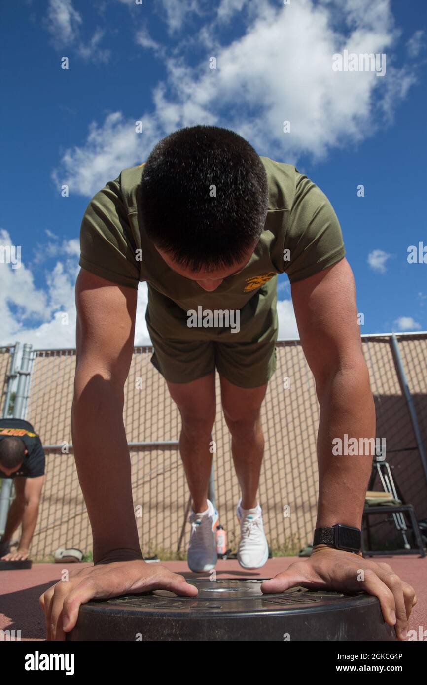 U.S. Marine Corps Sgt. Okeefe, un operatore di veicoli a motore con sede centrale batteria, 2° battaglione, 11° Regiment Marino, 1° Divisione Marina, conduce salti di pancia al Marine Corps base Camp Pendleton, California, 12 marzo 2021. OKeefe ha partecipato a allenamenti e lezioni di salute ha fornito Chris Hinshaw, un allenatore atletico d'elite. Foto Stock