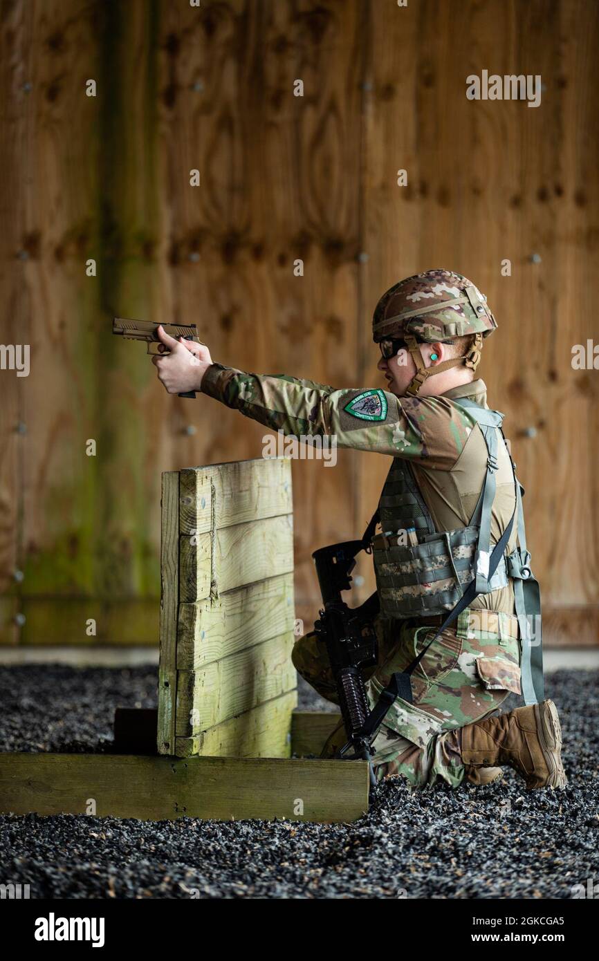 Un concorrente Fire SIG Sauer M17. Durante l'evento stress shoot del Maryland Best Warrior Competition 2021 alla riserva militare di H. Steven Blum, Edgewater, Maryland, il 12 marzo 2021. La competizione è una maratona di più giorni di prove mentali e fisiche, che spinge questi membri del servizio d'élite ai loro limiti. Il concorso di quest’anno ha avuto luogo dal 11 al 14 marzo. Le misure di sicurezza sanitaria estese hanno fatto sì che i concorrenti potessero mostrare in modo sicuro il meglio delle loro competenze. Foto Stock