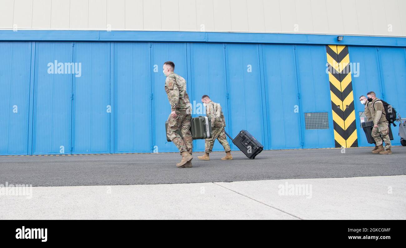 Ramstein Communications Airmen trasportano attrezzature alla Chièvres Air base, Belgio, 12 marzo 2021. I membri del 1° Squadrone delle Comunicazioni di combattimento e dell' 86° Squadrone delle Comunicazioni hanno lavorato insieme per creare una radio satellitare tattica e creare un kit di comunicazione esecutivo durante un'esercitazione Agile Combat Employment. Foto Stock