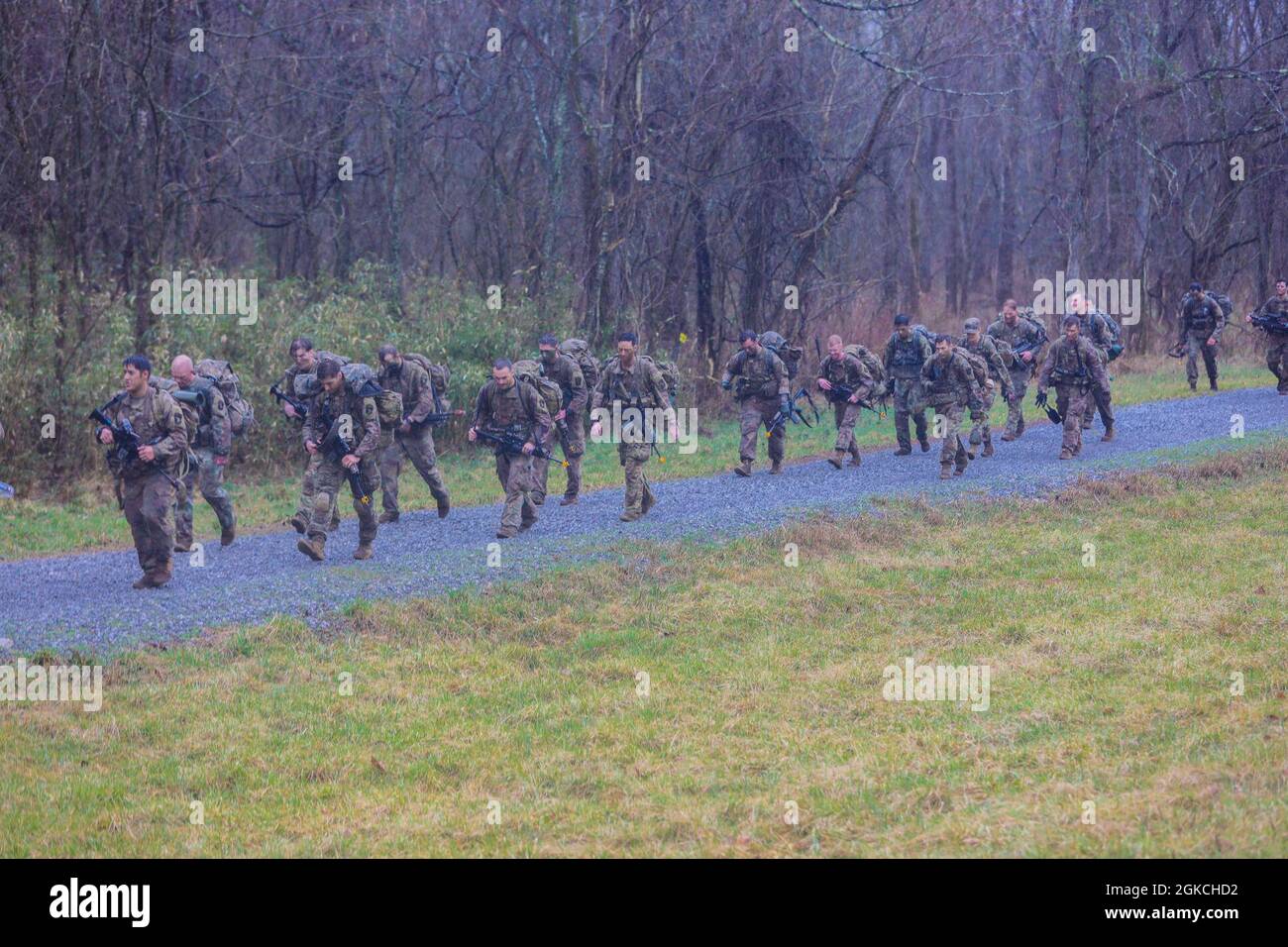 I leader della squadra dal 1° Battaglione, 506° Reggimento fanteria 'Red Currahee', 1° Team di combattimento Brigade 'Bastogne', 101a Divisione Airborne (Air Assault), conducono una marcia culminante del piede durante Toccoa Tough II, un corso di sviluppo professionale di leadership 8-12 marzo, sul posto. Foto Stock