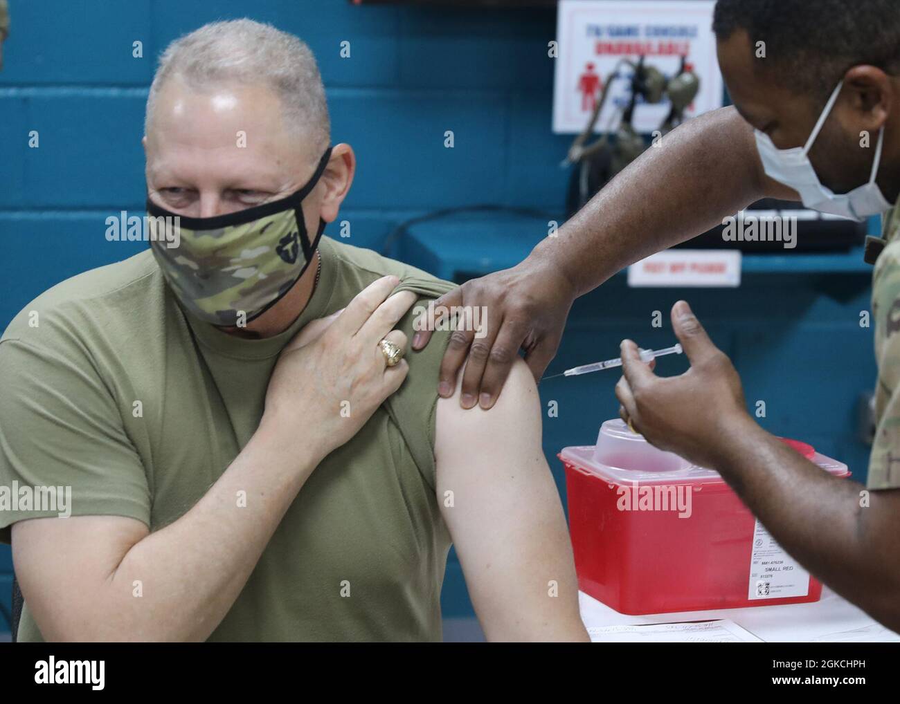 Il generale maggiore Patrick Hamilton, il comandante generale della 36a fanteria della Guardia Nazionale del Texas, si è schierato a Camp Arifjan, Kuwait, come il comandante generale della Task Force Spartan brace per il suo vaccino monodose Janssen Biotech COVID-19 durante l'attuazione dell'operazione Med Spear del campo del 13 marzo 2021. A differenza di altri vaccini COVID-19, il vaccino Janssen non deve essere congelato in transito, il che rende più facile la distribuzione ai soldati dispiegati all'estero. Foto Stock