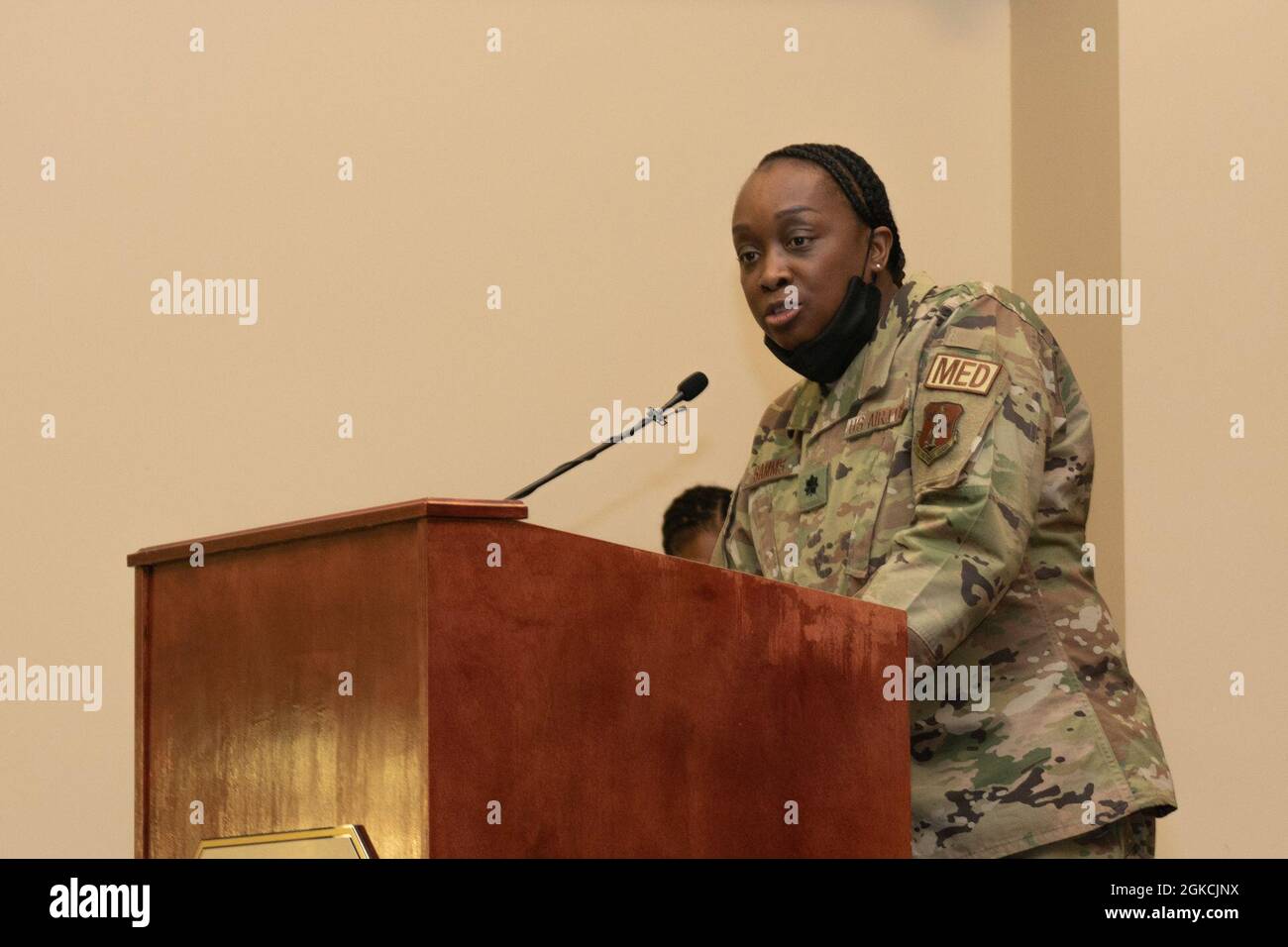 Lt. Col. Lynn K. Samms assume il comando del 192o Gruppo medico, distaccamento 1, dal Lt. Col. Gregory Chew durante una cerimonia di cambio di comando il 13 marzo 2021, a base congiunta Langley-Eustis, Virginia. Jason R. Price, 192nd comandante del Gruppo medico, ha presieduto la cerimonia. Foto Stock