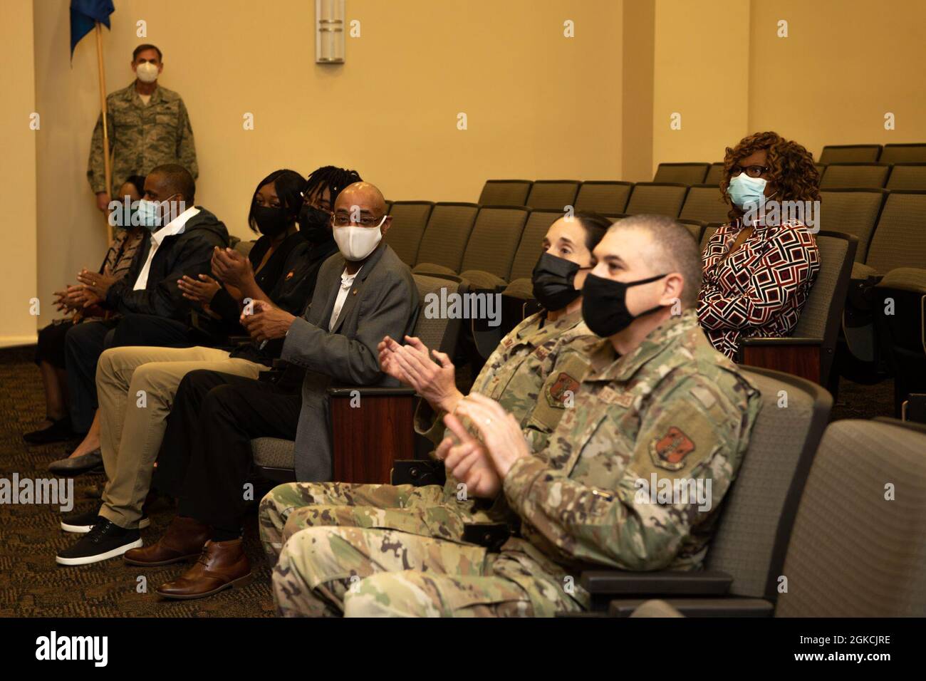 Lt. Col. Lynn K. Samms assume il comando del 192o Gruppo medico, distaccamento 1, dal Lt. Col. Gregory Chew durante una cerimonia di cambio di comando il 13 marzo 2021, a base congiunta Langley-Eustis, Virginia. Jason R. Price, 192nd comandante del Gruppo medico, ha presieduto la cerimonia. Foto Stock