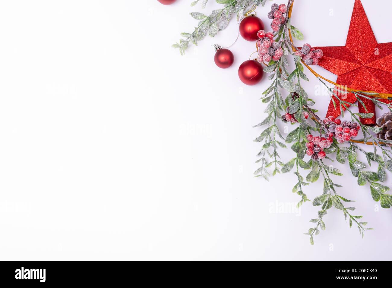 Composizione di decorazioni natalizie con baubles, rami e spazio copia su sfondo bianco Foto Stock