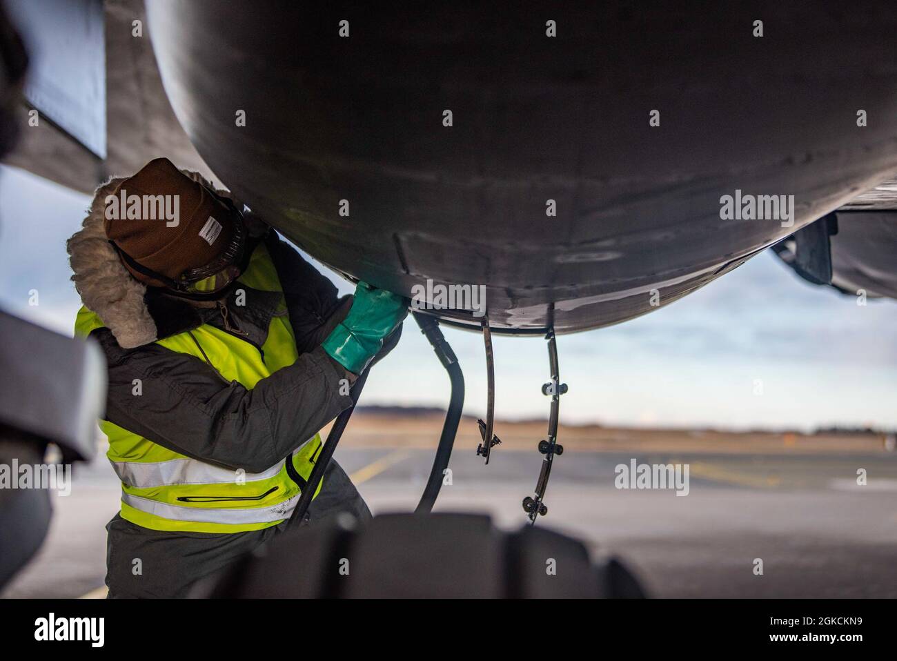 Un capo dell'equipaggio assegnato al 9° Squadrone della bomba di spedizione serve il petrolio su un B-1B Lancer alla stazione dell'aeronautica di Ørland, Norvegia, 13 marzo 2021. Gli aeromobili sono sottoposti a manutenzione ordinaria per garantire che l'aereo sia sicuro per eseguire le missioni. Foto Stock