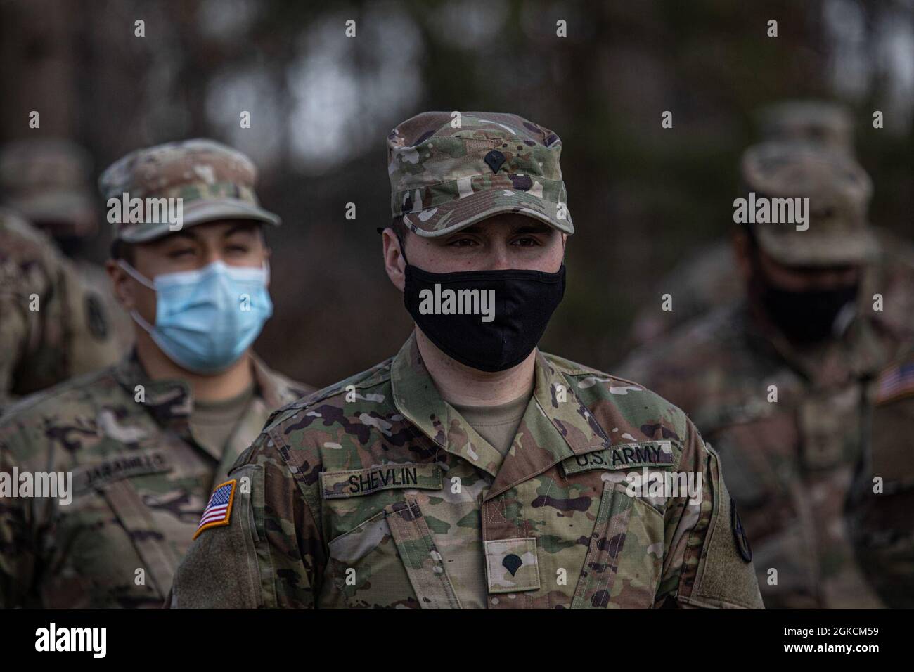 I soldati dell'esercito degli Stati Uniti con Charlie Battery, 3° Battaglione, 112° artiglieria da campo arrivano alla National Guard Armory a Toms River, N.J., 14 marzo 2021. Più di 300 soldati del New Jersey sono tornati a casa nel New Jersey dopo aver sostenuto l'operazione Capitol Response II su richiesta del National Guard Bureau e della Capitol Police. Foto Stock