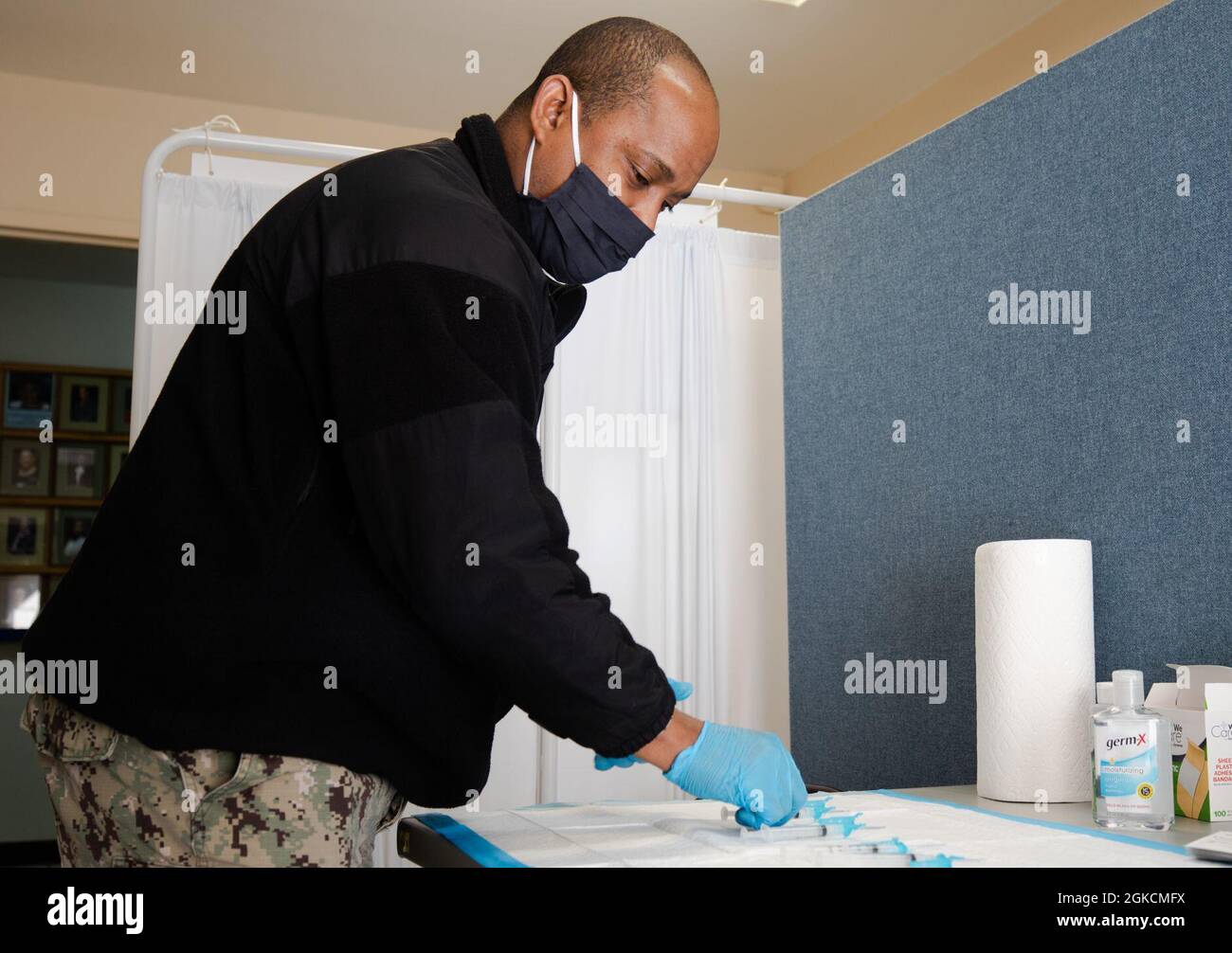 U.S. Navy Hospital Corpsman 1st Class Jason Higgs, un Brooklyn, New York, nativo assegnato al comando di preparazione e addestramento della Medicina della Marina di San Diego, consegna dosi di vaccino ad una stazione di vaccinazione presso il COVID-19 Community Vaccine Center di Orange, New Jersey, gestito a livello federale, il 14 marzo 2021. Il centro prevede di inoculare 60 membri della comunità con le vaccinazioni COVID durante l'apertura soft. Il comando del Nord degli Stati Uniti, attraverso l'esercito del Nord degli Stati Uniti, rimane impegnato a fornire il supporto continuo e flessibile del Dipartimento della Difesa all'Agenzia federale di gestione delle emergenze come parte di Foto Stock