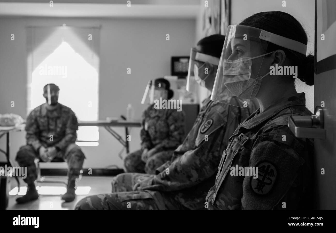 I membri del servizio si preparano a far entrare i membri della comunità nel COVID-19 Community Vaccination Center, gestito dallo stato, a Orange, New Jersey, il 14 marzo 2021. Il centro prevede di inoculare 60 membri della comunità con le vaccinazioni COVID durante l'apertura soft. Il comando del Nord degli Stati Uniti, attraverso l'Esercito del Nord degli Stati Uniti, rimane impegnato a fornire un supporto continuo e flessibile al Dipartimento della Difesa all'Agenzia federale di gestione delle emergenze come parte della risposta dell'intero governo al COVID-19. Foto Stock