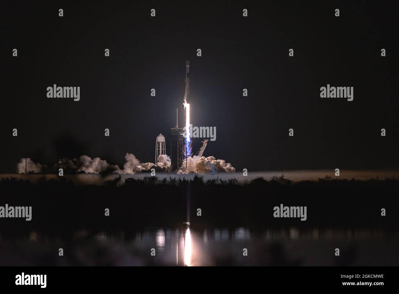Un razzo Falcon 9 Starlink L-21 viene lanciato con successo da LC-39A alla Stazione spaziale di Cape Canaveral, Fla., 14 marzo 2021. Si tratta del ventiduesimo lotto di satelliti Starlink per l'accesso alla rete satellitare Starlink, che fornirà una connessione internet mondiale una volta completata. Foto Stock