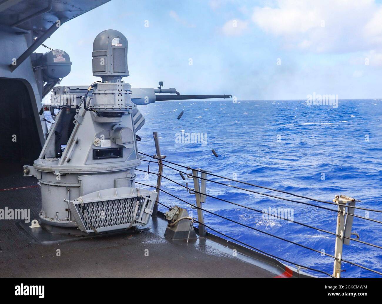 Il cacciatorpediniere missilistico guidato di classe Arleigh Burke USS Benfold (DDG 65) spara la sua pistola MK38 da 25 mm durante un'esercitazione di sparatoria dal vivo. Benfold è assegnato alla Task Force 71/Destroyer Squadron (DESRON) 15, il più grande DESRON schierato in avanti della Marina e la principale forza di superficie della 7a flotta statunitense. Foto Stock