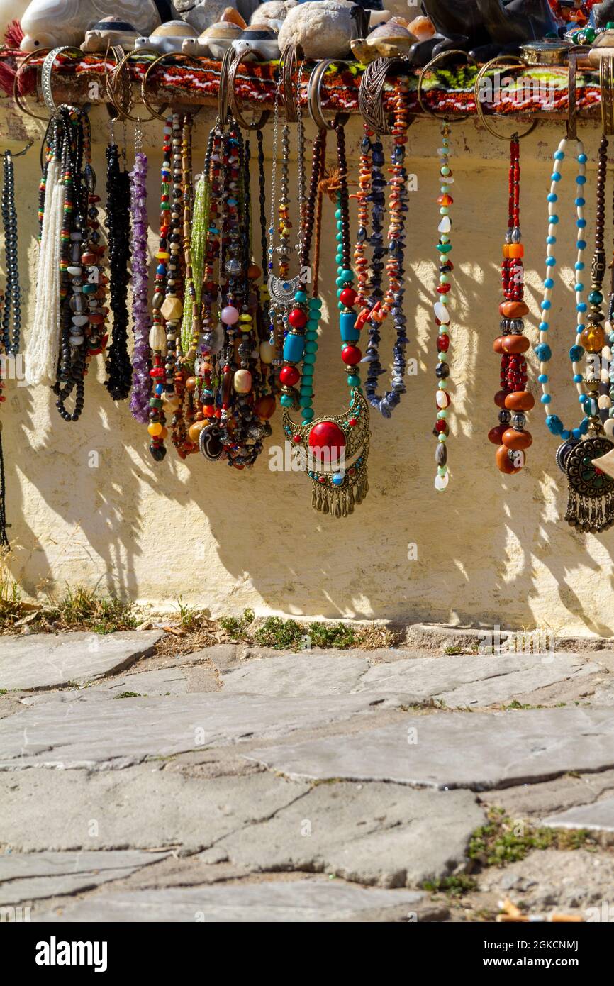 Vendita di collane marocchine e gioielli per strada Foto stock - Alamy