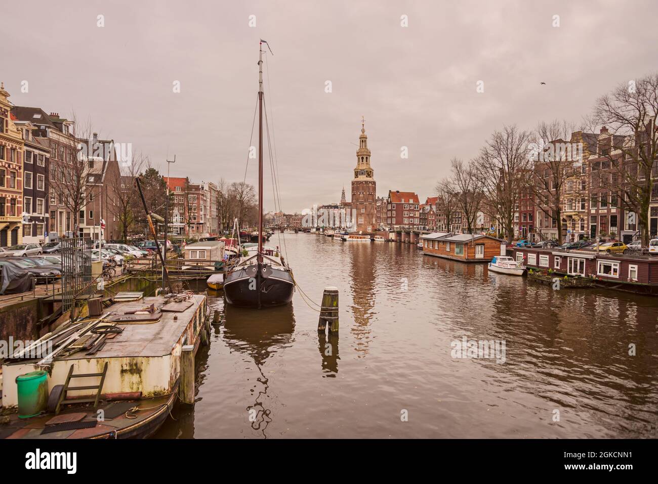 Case galleggianti e barca a vela su uno dei canali principali di Amsterdam Foto Stock