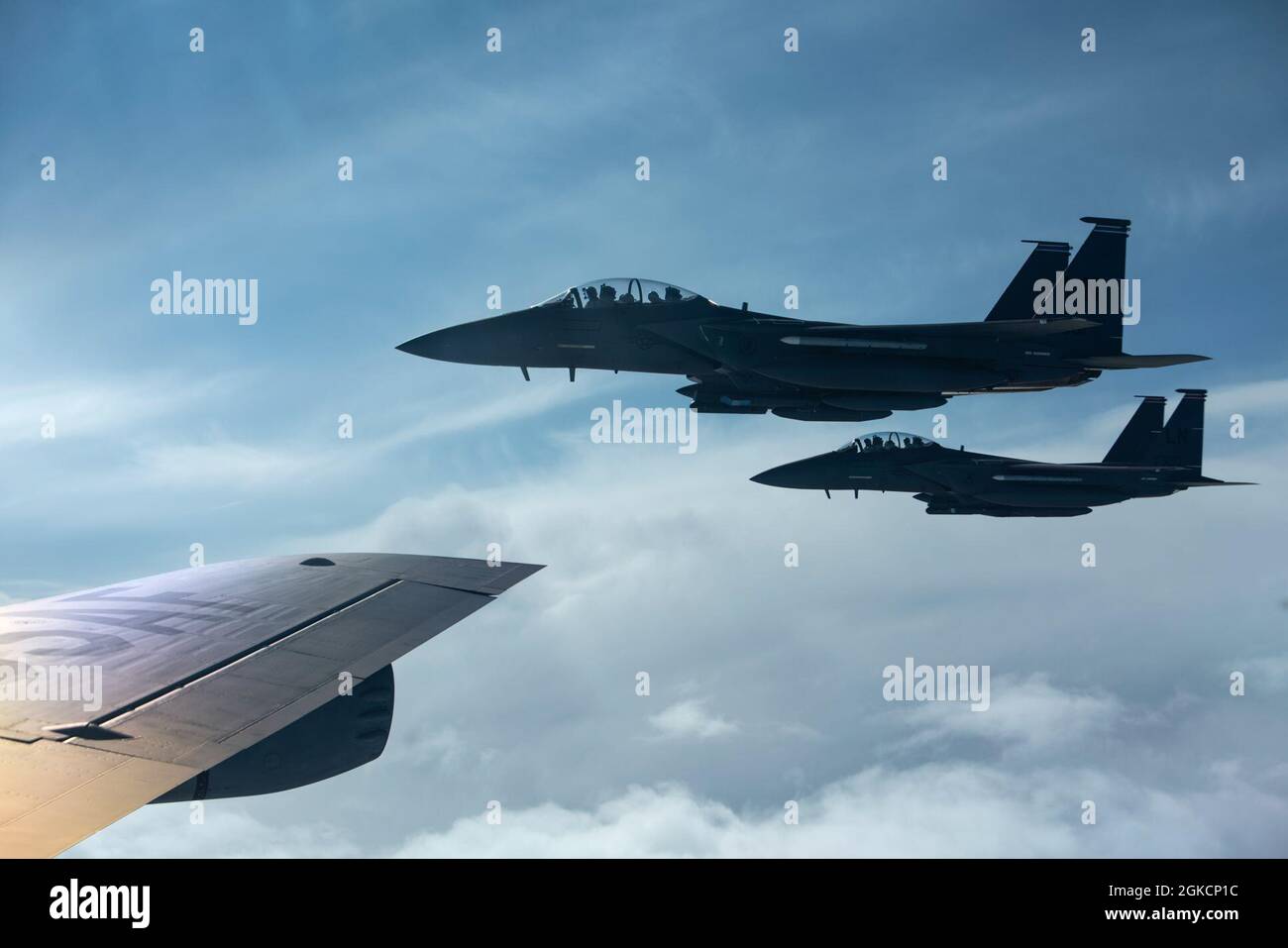 F-15E Sciopero aquile assegnato al 492nd Fighter Squadron volare accanto a un KC-135 Stratotanker assegnato alla 100th Air Refeling Wing sulla strada per Amari Air base, Estonia, a sostegno di esercizio Baltic Trident, 15 marzo 2021. Incorporare i concetti Agile Combat Employment in esercizi come il Tridente Baltico aumenta la letalità e migliora l'interoperabilità con gli alleati della NATO e le nazioni partner, garantendo la capacità di contrastare l'aggressione militare e la coercizione condividendo le responsabilità per la difesa comune. Foto Stock