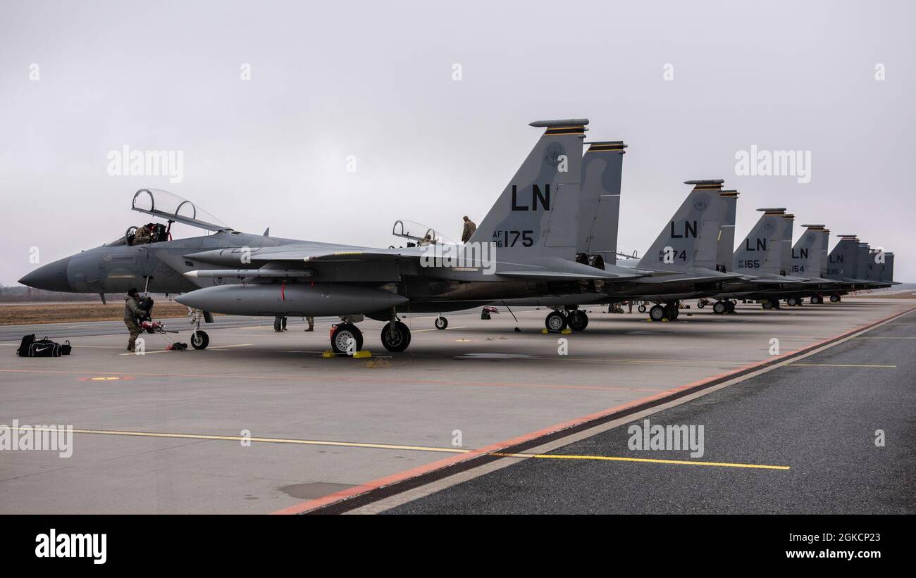 F-15C Aquile e F-15E Sciopero aquile dalla 48a ala del Fighter linea il grembiule alla Amari Air base, Estonia, a sostegno di esercizio Baltic Trident, 15 marzo 2021. Incorporare i concetti Agile Combat Employment in esercizi come il Tridente Baltico aumenta la letalità e migliora l'interoperabilità con gli alleati della NATO e le nazioni partner, garantendo la capacità di contrastare l'aggressione militare e la coercizione condividendo le responsabilità per la difesa comune. Foto Stock