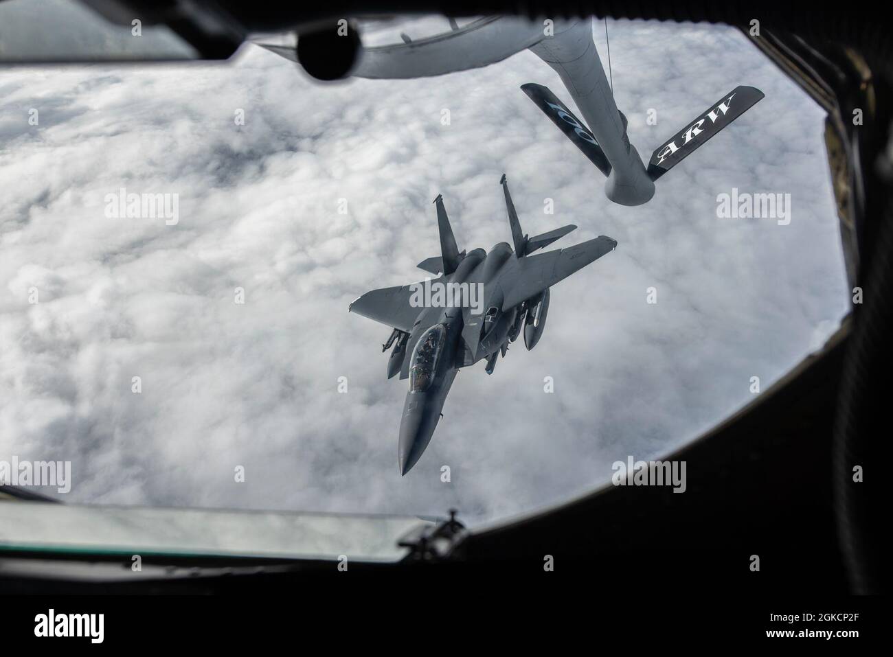 Una 48esima ala del Fighter F-15E Strike Eagle si prepara a connettersi con un KC-135 Stratotanker per il rifornimento aereo sulla strada per Amari Air base, Estonia, a sostegno dell'esercizio Baltic Trident, 15 marzo 2021. Incorporare i concetti Agile Combat Employment in esercizi come il Tridente Baltico aumenta la letalità e migliora l'interoperabilità con gli alleati della NATO e le nazioni partner, garantendo la capacità di contrastare l'aggressione militare e la coercizione condividendo le responsabilità per la difesa comune. Foto Stock