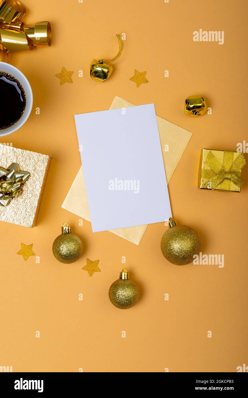 Composizione di cartoncino bianco con spazio copia e decorazioni natalizie con caffè su sfondo giallo Foto Stock