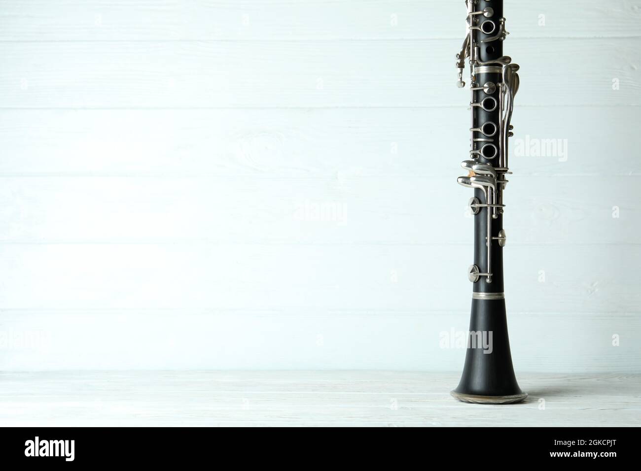 Clarinetto su sfondo bianco in legno, spazio per il testo. Foto Stock