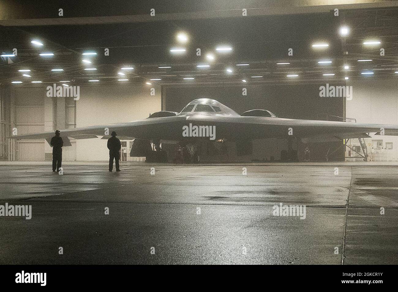 Gli aerei dell'aeronautica degli Stati Uniti con il 509th Maintenance Group preparano un bombardiere stealth B-2 Spirit per il decollo dalla base dell'aeronautica di Whiteman, Missouri, 15 marzo 2021, a supporto di una missione della forza di task di Bomber. Le caratteristiche poco osservabili, o "furtive", del B-2 gli consentono di penetrare le difese più sofisticate di un avversario e minacciare i suoi obiettivi più stimati e difesi, evitando al contempo il rilevamento, il monitoraggio e l'ingaggio. La sua partecipazione alle operazioni ricorrenti della Bomber Task Force e gli impegni con i nostri alleati e partner dimostrano e rafforzano il nostro impegno comune nei confronti della glo Foto Stock