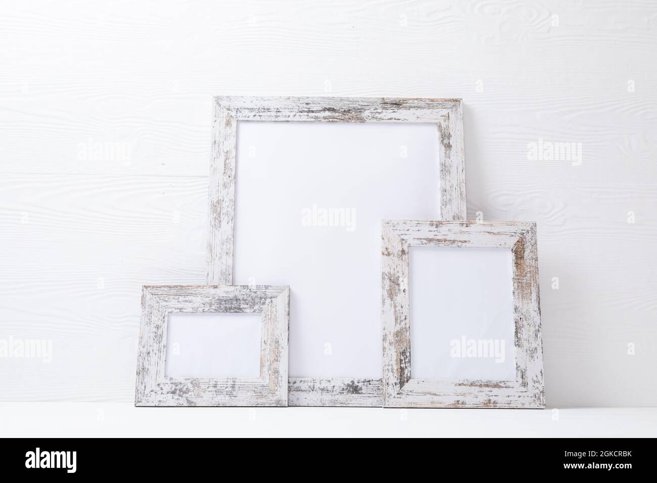 Composizione di cartoncini bianchi in cornici bianche stressate con spazio  di copia su sfondo bianco Foto stock - Alamy