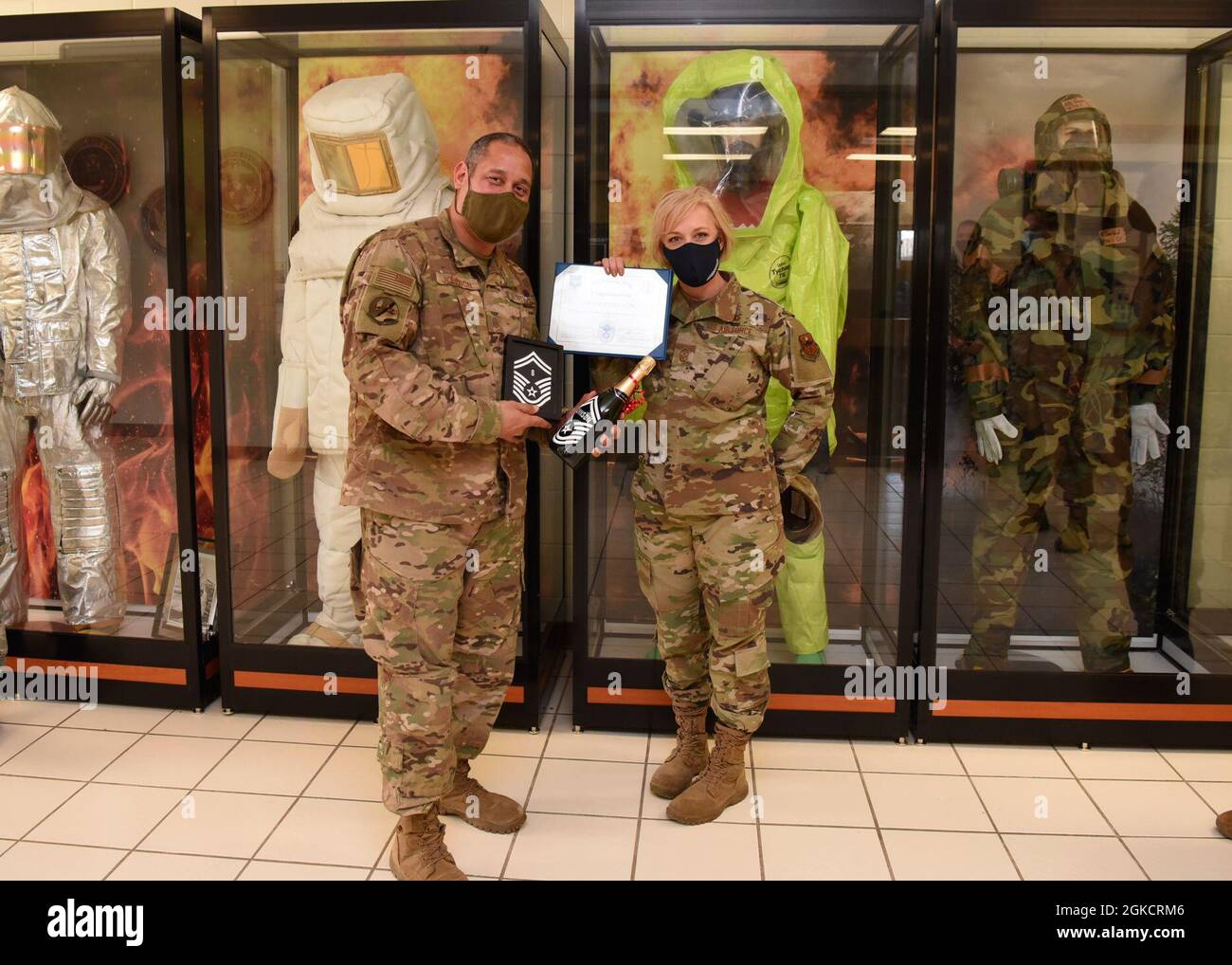 U.S. Air Force Master Sgt. Kevin Johnson, 312th Training Squadron First sergeant, riceve la sua notifica di selectee per la promozione a Senior Master Sgt. Da Chief Master Sgt. Casey Boomershine, 17th Training Wing Command Chief, nella 312th TRS Schoolhouse, sulla Goodfellow Air Force base, Texas, 15 marzo 2021. Il numero di riga di Johnson era otto, il che indica quando promuove ufficialmente il rango che ha guadagnato. Foto Stock