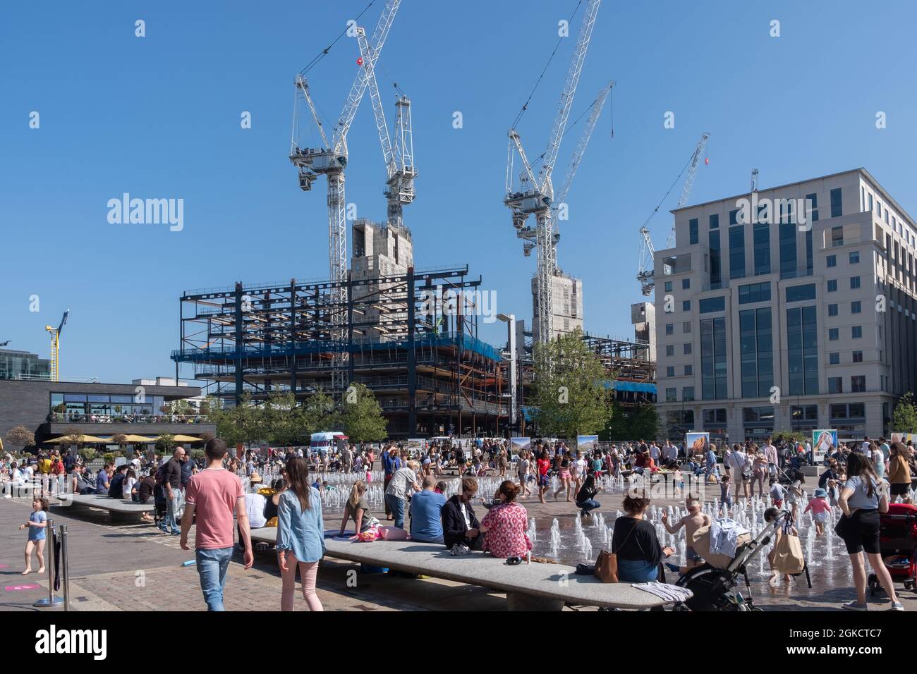 Granary Square, King's Cross, Londra con Google HQ in costruzione sullo sfondo Foto Stock