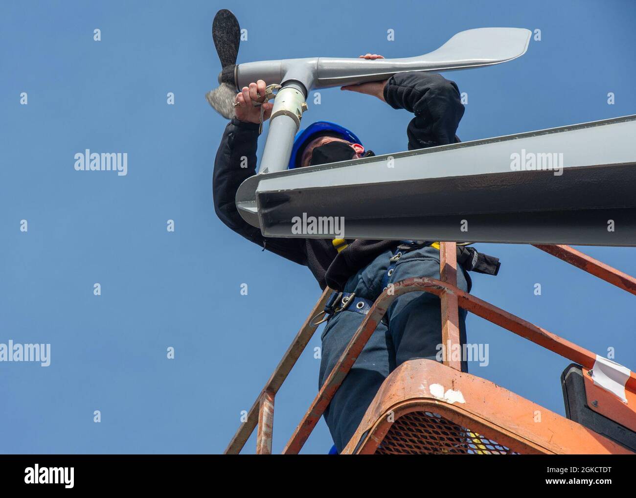 210315-N-EH998-1034 PORTSMOUTH, Va. (15 marzo 2021) Interior Communications Electrician 3rd Class Wilson Christian, da Houston, installare un uccello aloft vento sulla portaerei USS George H. W. Bush (CVN 77). GHWB è attualmente a Norfolk Naval Shipyard per il suo docking pianificato Incremental Availability. Foto Stock