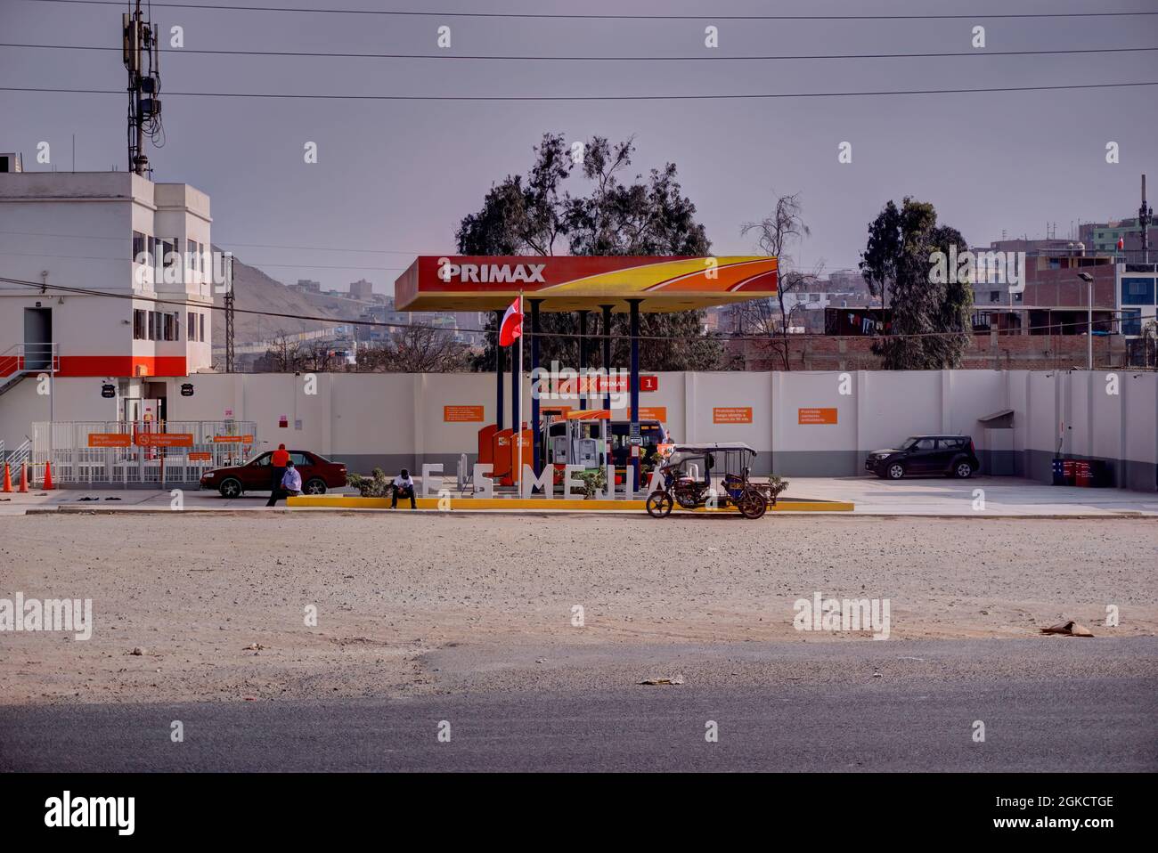 Lima, Perù - 27 luglio 2021: Stazione di servizio Primax con pochi clienti Foto Stock