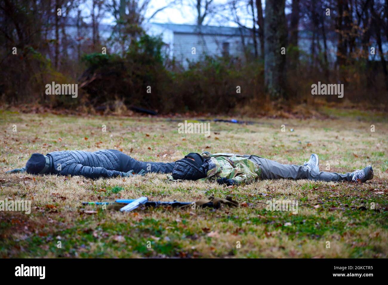 Due vittime simulate “giocano morti” durante un 5° esercizio di raid del Gruppo delle forze speciali (Airborne) presso il Muscatuck Urban Training Center, Indiana, 15 marzo 2021. Le forze operative speciali degli Stati Uniti svolgono una formazione regolare incentrata sulla creazione di capacità di forza parter, migliorando al contempo la preparazione per le implementazioni in tutto il mondo in risposta alle minacce alla sicurezza nazionale. Foto Stock