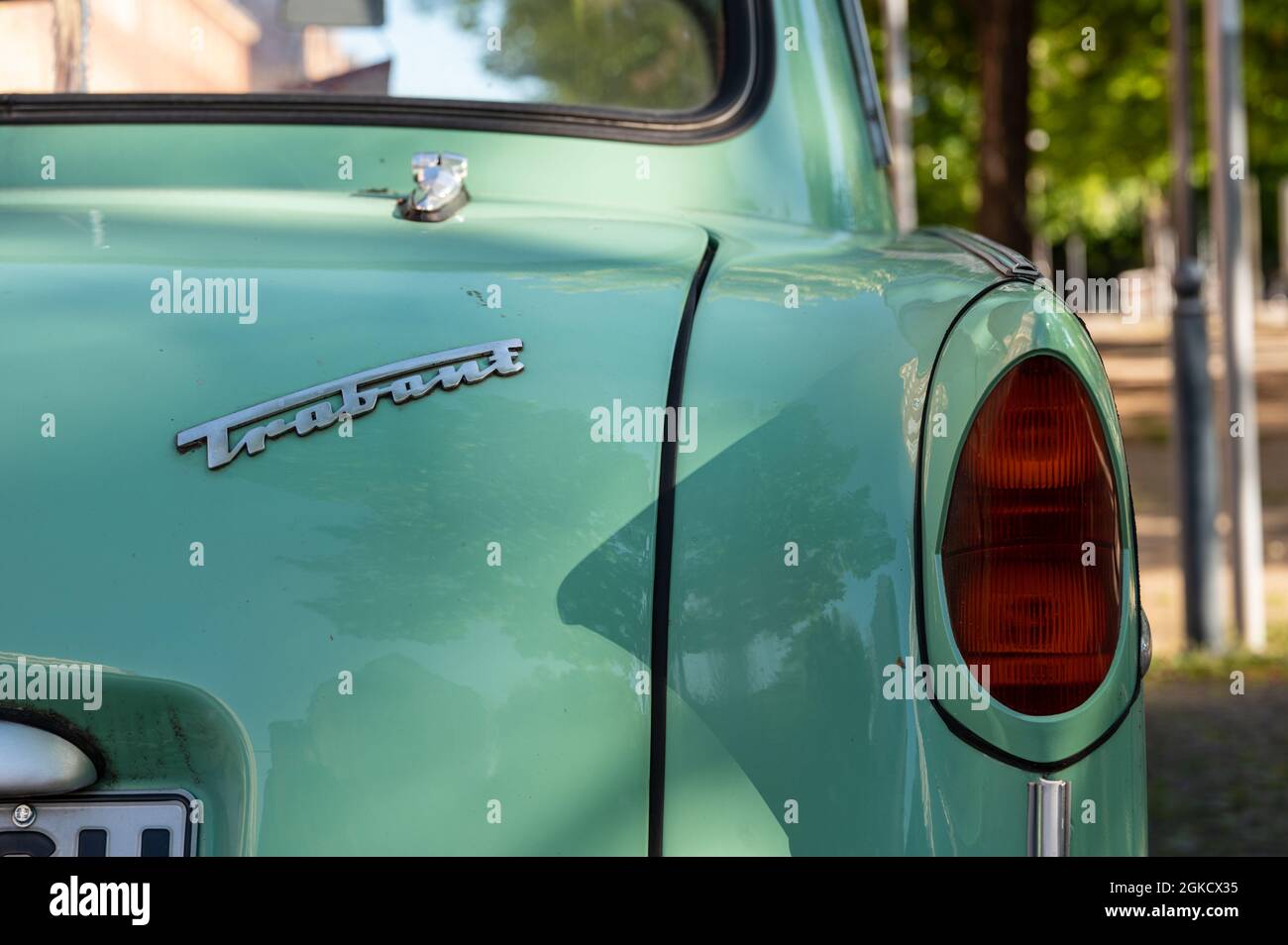 Splendidamente restaurato vecchio verde Trabant 500 dalla parte posteriore destra Foto Stock