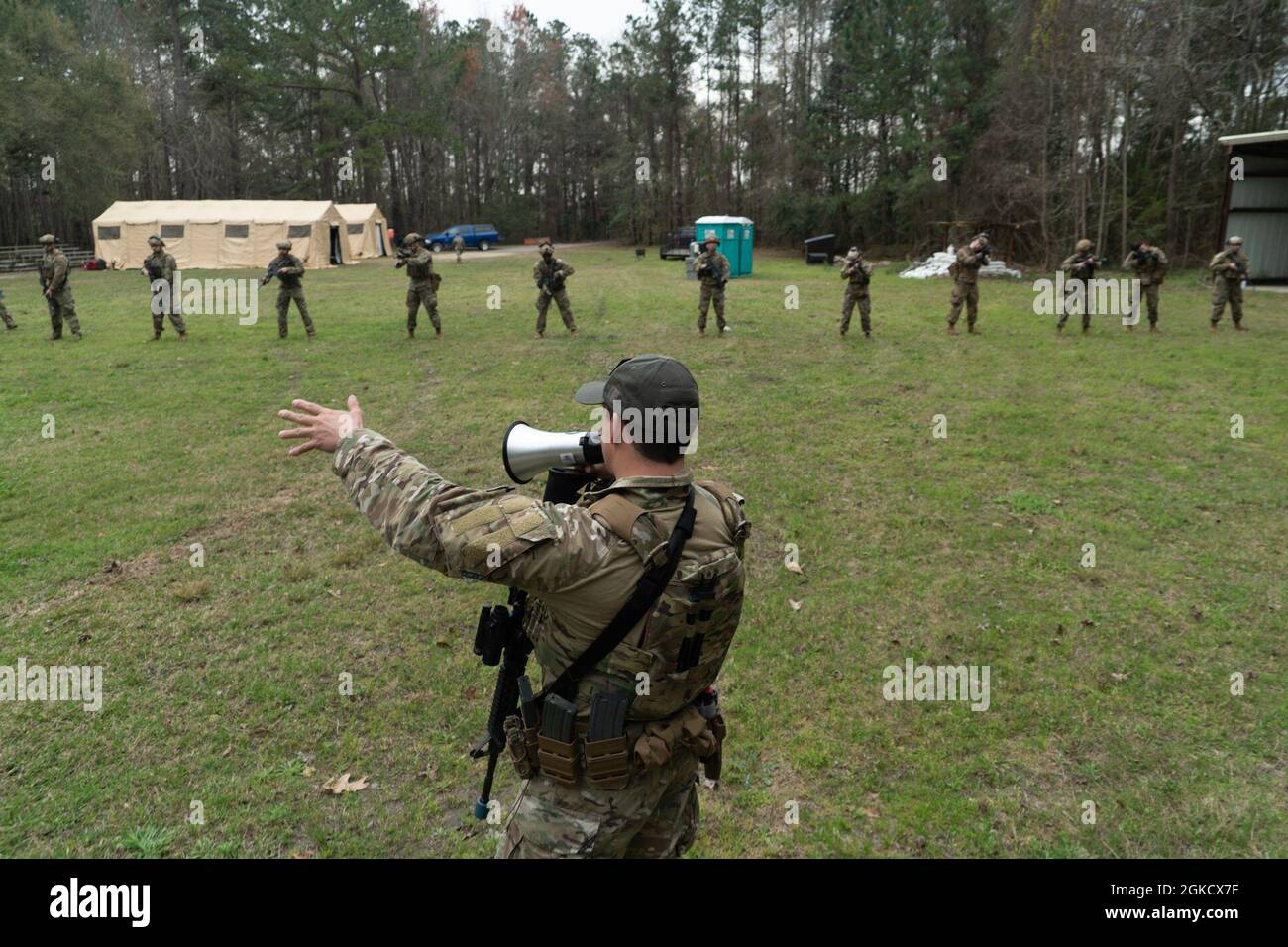 U.S. Air Force staff Sgt. Nicholas Byers, Operations non commissionato ufficiale assegnato al 1 ° Squadrone fotocamera da combattimento, fornisce un brief armi e tattiche durante l'esercizio Scorpion Lens alla base comune di Charleston, South Carolina, 16 marzo 2021. L'esercizio di una settimana è un evento di formazione annuale, che verifica la capacità dei membri di adattarsi alle diverse circostanze, imposto dagli standard di qualifica della telecamera da combattimento Air Force per contribuire a rafforzare le competenze individuali e di squadra che circondano il campo di carriera. Foto Stock