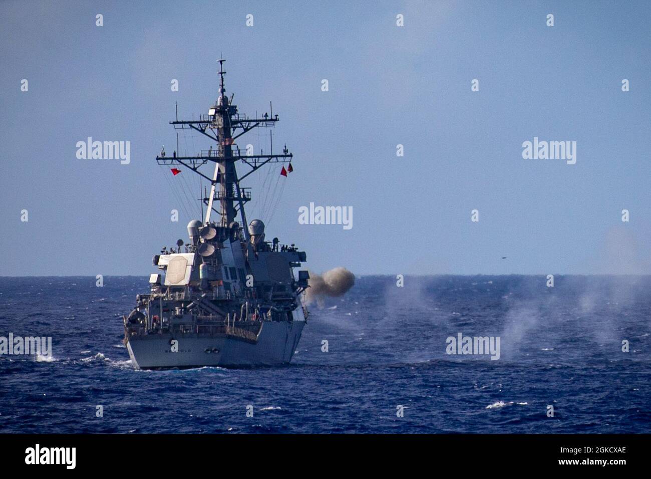 La pistola da 5 pollici a bordo del cacciatorpediniere missilistico guidato di classe Arleigh Burke USS Benfold (DDG 65) spara durante un'esercitazione di sparatorie dal vivo. Benfold è assegnato alla Task Force 71/Destroyer Squadron (DESRON) 15, il più grande DESRON schierato in avanti della Marina e la principale forza di superficie della 7a flotta statunitense. Foto Stock