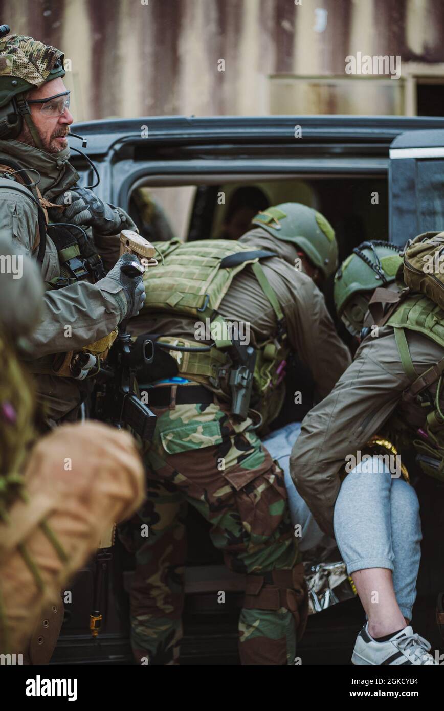 I Marines olandesi con 32nd Raiding Squadron forniscono assistenza medica simulata durante l'esercitazione del Guerriero urbano dei Caraibi su Camp Lejeune, N.C., 16 marzo 2021. L'esercizio è un'evoluzione della formazione bilaterale progettata per aumentare l'interoperabilità globale tra 2d Reconnaissance Battagion, 2d Marine Division e 32nd Raiding Squadron, Netherlands Marine Corps. Foto Stock