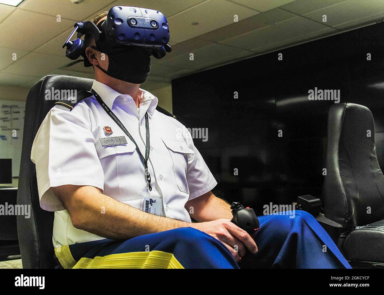 James Schreiner, professore associato presso il Dipartimento di Ingegneria dei sistemi, dimostra i più recenti progressi tecnologici nella formazione dell'aviazione virtuale martedì a West Point. Come parte del programma di progettazione capstone di un cadetto, il Maj. Clay Woody, professore assistente del Dipartimento di Ingegneria, e i cadetti che fanno parte del programma capstone sono attualmente nella fase iniziale del consolidamento di questa nuova tecnologia. Lavorando su questo progetto, il team ha dato l'opportunità di sviluppare capacità di ricerca efficaci per la facoltà. Foto Stock