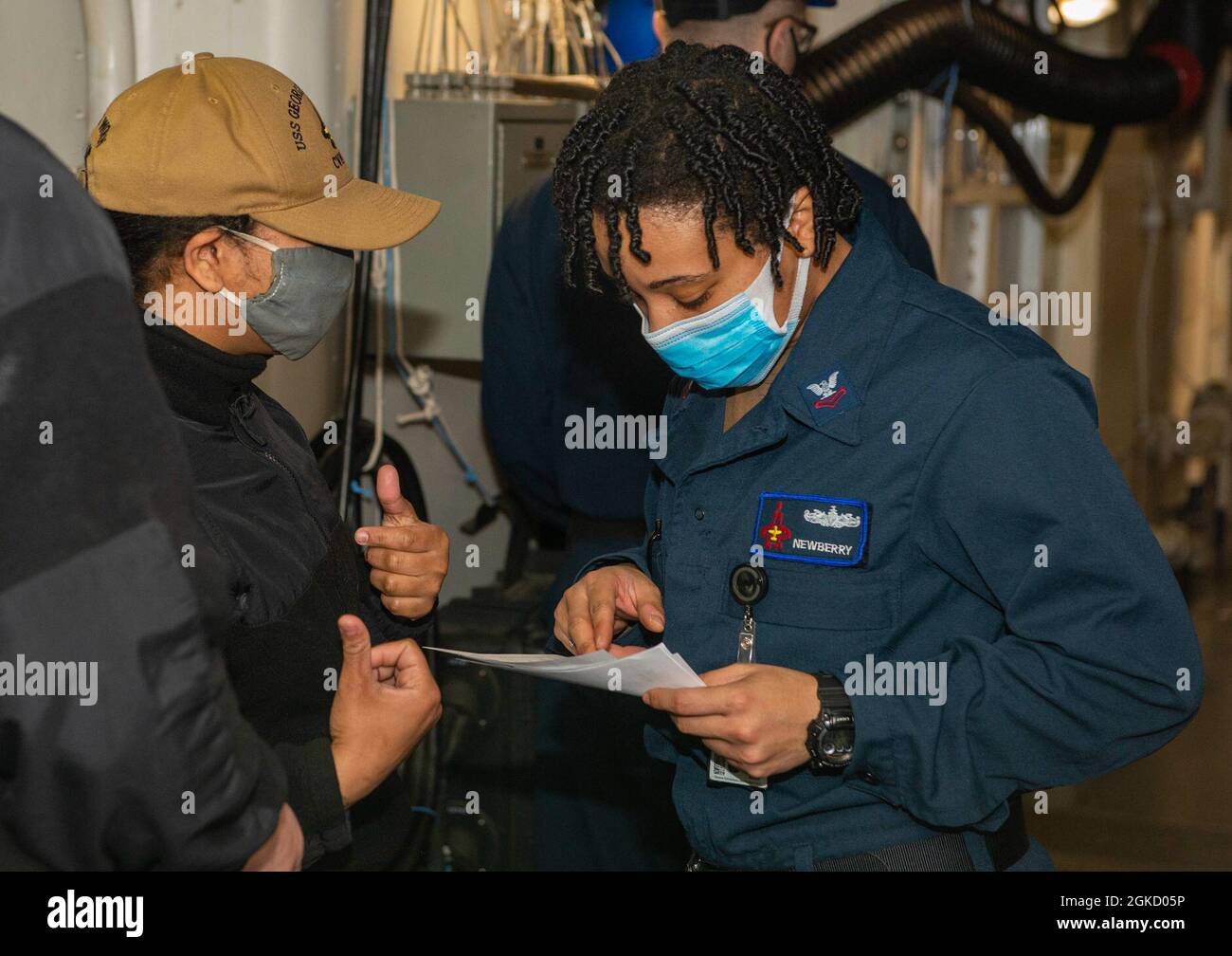 210316-N-SY758-1001 PORTSMOUTH, Va. (16 marzo 2021) Ospedale Corpsman 2a classe Lyndsey Newberry conduce un controllo preliminare medico prima di ammettere un Sailor in medicina a bordo della portaerei USS George H. W. Bush (CVN 77). GHWB è attualmente a Norfolk Naval Shipyard per il suo docking pianificato Incremental Availability. Foto Stock