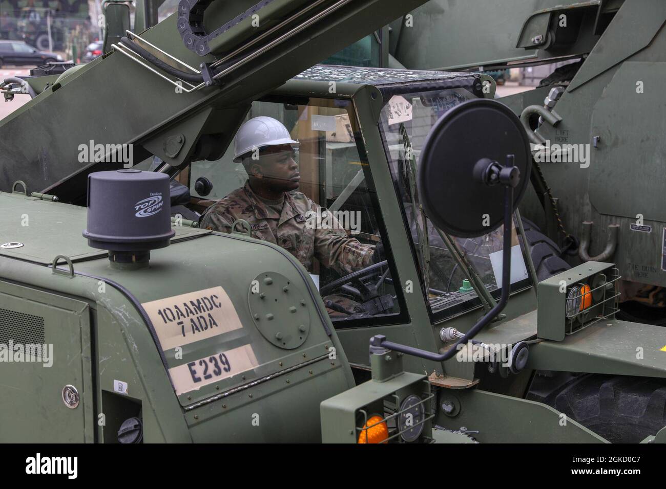 SPC. Emmanuel Butts dal 5° Battaglione, 7° reggimento di artiglieria di difesa aerea, 10° comando di difesa missilistica e aerea dell'esercito scarica l'attrezzatura per l'ispezione. L'unità ha vinto il Supply Excellence Award 2020 dell'Esercito degli Stati Uniti d'Europa. Foto Stock