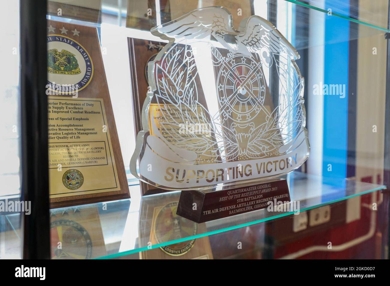 Il 5° Battaglione, il 7° Reggimento di artiglieria Air Defense, il 10° comando militare Air and Missile Defense, mostra i premi precedenti. L'unità ha vinto il Supply Excellence Award 2020 dell'Esercito degli Stati Uniti d'Europa. Foto Stock