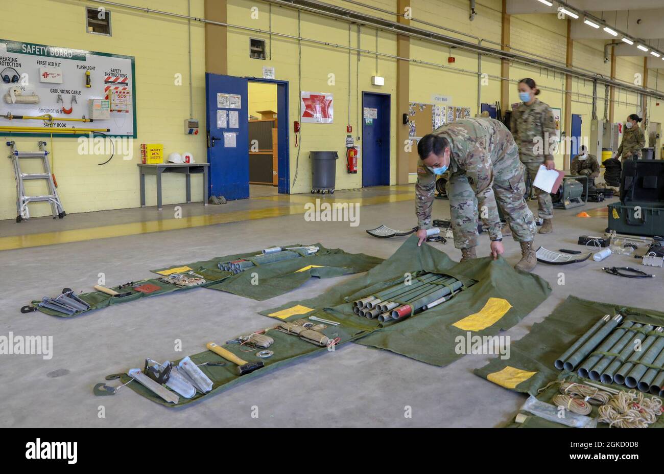 Il 5° Battaglione, 7° reggimento di artiglieria Air Defense, 10° comando militare Air e Missile Defense conduce un controllo dell'inventario per il prossimo cambio di comando. L'unità ha vinto il Supply Excellence Award 2020 dell'Esercito degli Stati Uniti d'Europa. Foto Stock