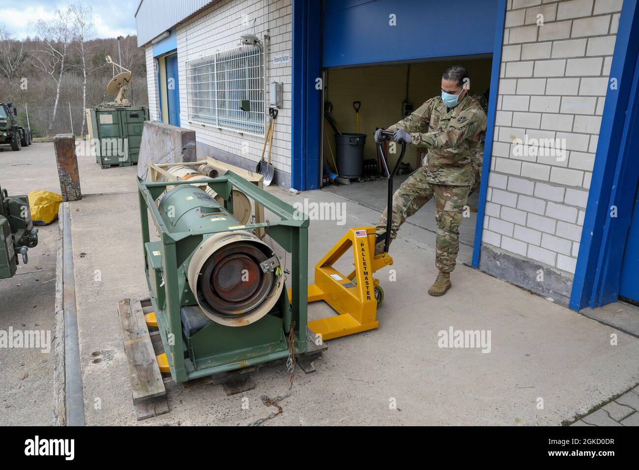SGT. Luis Matias dal 5° Battaglione, 7° reggimento di artiglieria Air Defense, 10° comando militare Air and Missile Defense porta in attrezzatura per l'ispezione per un prossimo cambio di comando. L'unità ha vinto il Supply Excellence Award 2020 dell'Esercito degli Stati Uniti d'Europa. Foto Stock